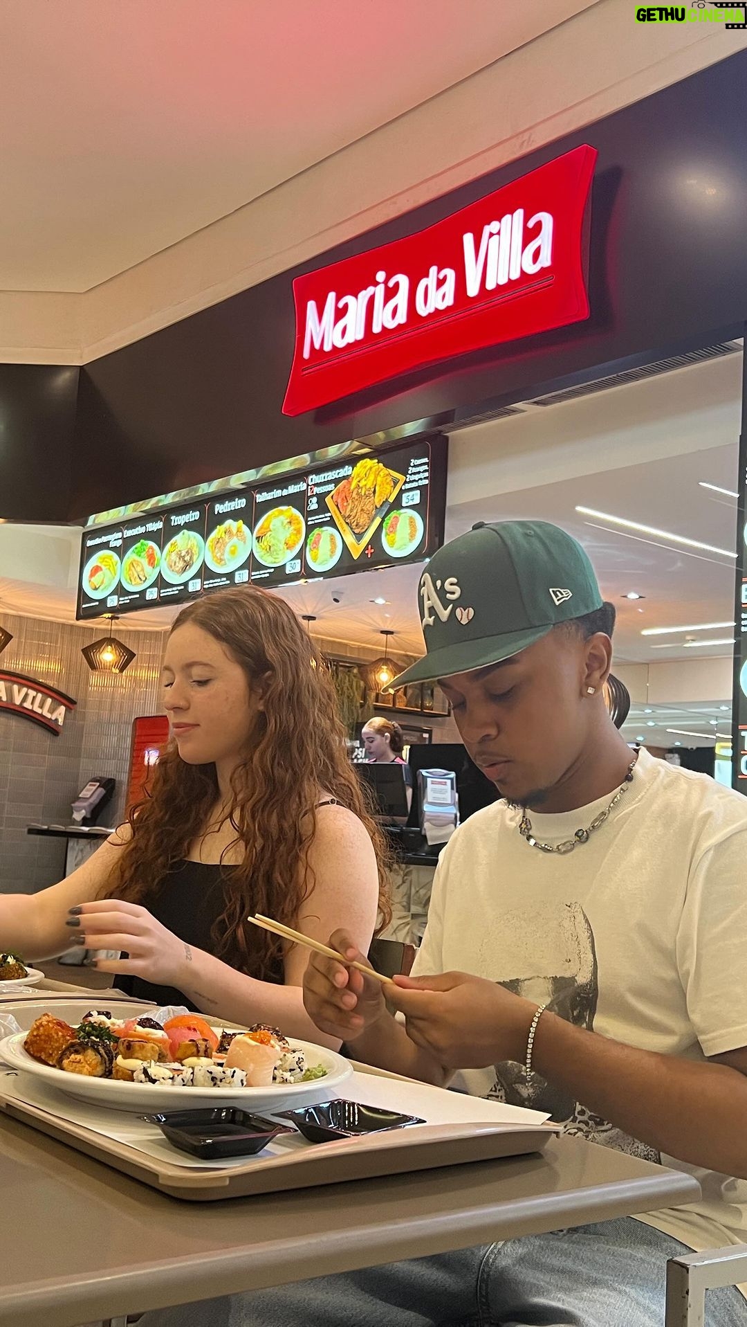Victória Diniz Instagram - Botando o papo em dia e comendo no melhor lugarrr 🫶🏻 @maria_da_villa ❤️