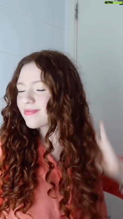 Victória Diniz Instagram - Ta aqui o meu segredo (que não é segredo coisa nenhuma!) de curtir o verão sem me preocupar com os meus cachos! Eu conto com a linha completa Elseve Cachos Longos dos Sonhos de @lorealparis! Eles oferecem uma nutrição profunda da raiz até as pontas pois são enriquecidos com ácido hialurônico e óleo de rícino. ✨✨✨✨ E não esqueçam que está rolando a promoção “”Meu #VeraoDosSonhos “”! Na compra de 1 produto Elseve + 1 Produto de L’Oréal Paris Solar ou de Cuidado Facial, ao cadastrar a nota fiscal você ganha números da sorte para concorrer a 5 mil reais por semana e no final uma viagem para Noronha!! Tudo de bom né? 😍 #publicidade #elseve #cachoslongosdossonhos *Promoção válida de 15/01/22 - 15/03/23