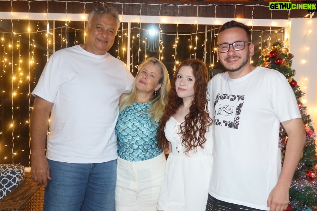 Vict贸ria Diniz Instagram - Feliz ano novo馃馃 Obrigada por esse ano!!