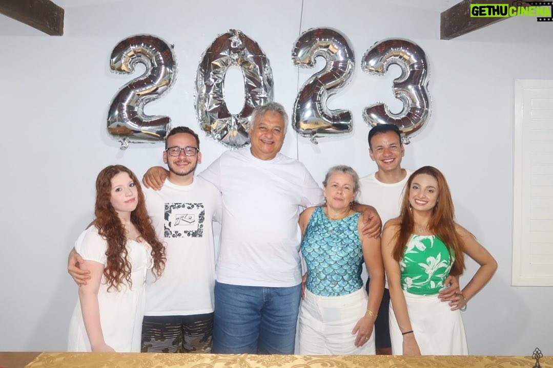 Vict贸ria Diniz Instagram - Feliz ano novo馃馃 Obrigada por esse ano!!