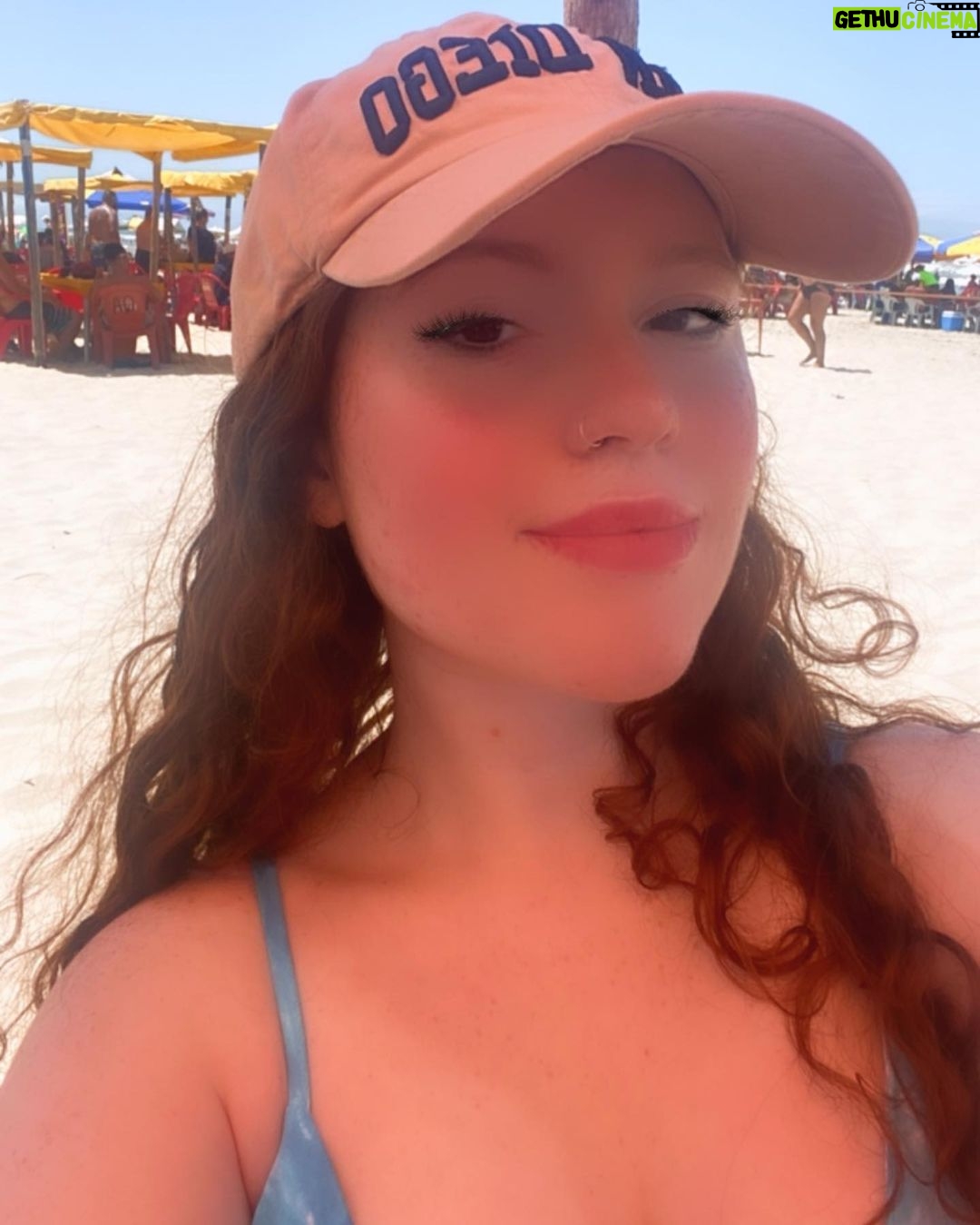 Vict贸ria Diniz Instagram - o plano era viajar e tirar varias fotinhas bonitas, mas at茅 agora s贸 saiu isso a铆 馃憜馃徎