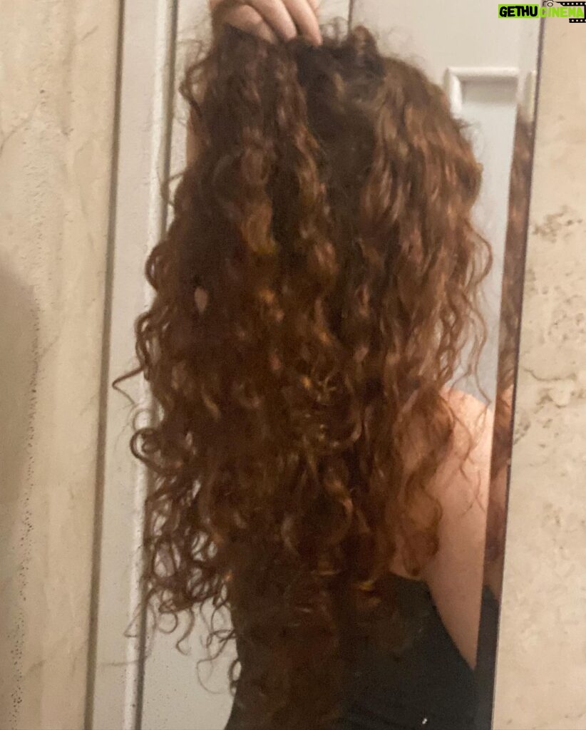 Victória Diniz Instagram - mds q semana caótica 🥲 (pelo menos meu cabelo ta lindo ✨🤌🏻)