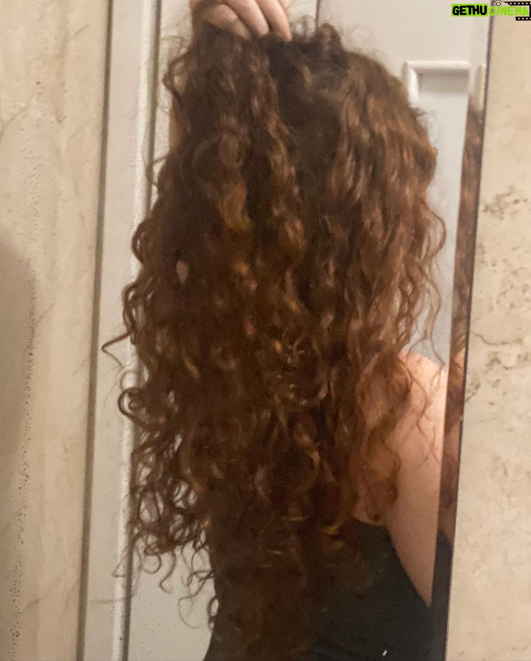 Victória Diniz Instagram - mds q semana caótica 🥲 (pelo menos meu cabelo ta lindo ✨🤌🏻)