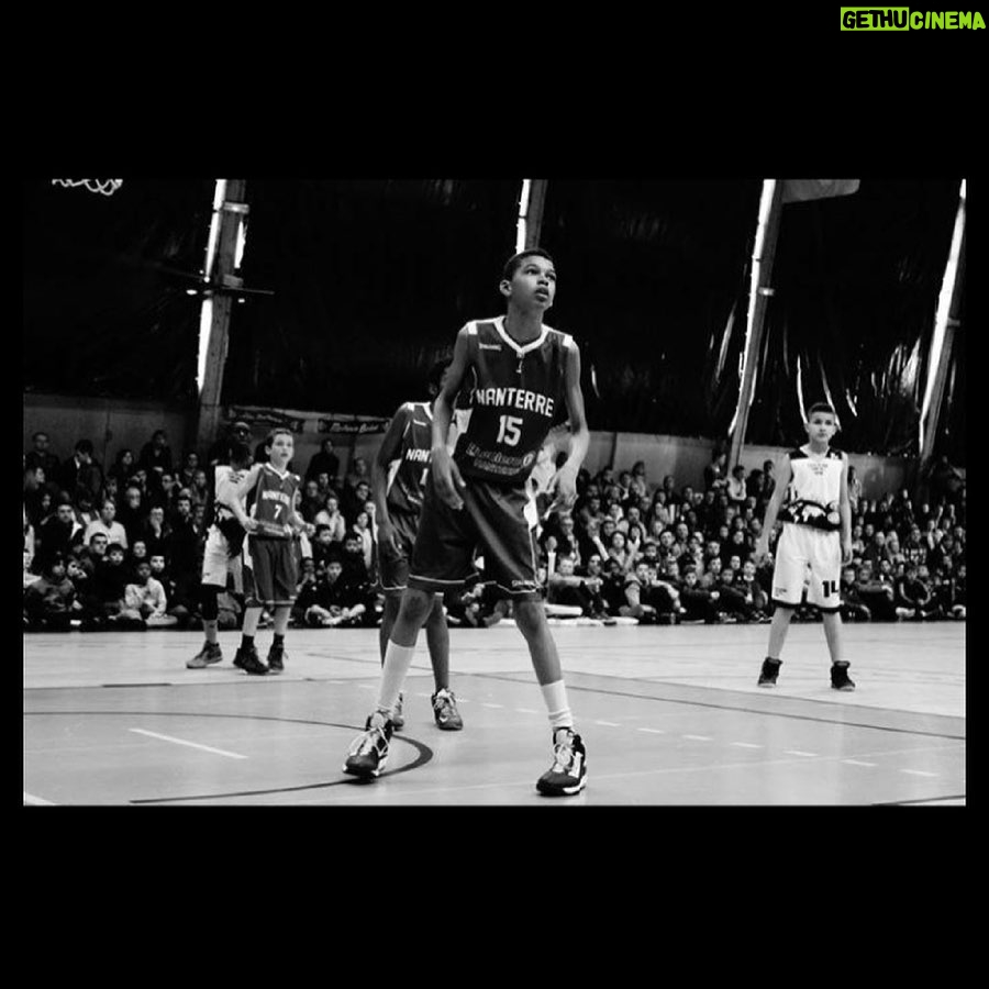 Victor Wembanyama Instagram - Aujourd’hui, une page se tourne. Après 7 ans passés à Nanterre, le temps est venu pour moi de continuer mon évolution ailleurs. Ce mois de juin marque la fin de mon parcours de joueur ici. De 10 à 17 ans, de poussin au plus haut niveau français, j’ai été au meilleur endroit, car Nanterre est ma maison, ma deuxième famille. L'amour et la gratitude que j'ai pour ce club et toutes les personnes qui ont participé de près ou de loin à ma formation sont immenses. Merci à tous les coachs, joueurs, bénévoles, supporters et dirigeants qui font de la JSF un endroit unique et qui ont oeuvré pour mon bien-être durant toutes ces années. Je souhaite le meilleur pour chacune des personnes qui comptent pour le club et pour moi. Un merci particulier à Jean Donnadieu qui en 44 ans de présidence a fait de ce club ce qu’il est, ainsi qu’à toutes les personnes avec qui j’ai pu travailler. Mon cœur bat et battra toujours Vert 💚 Victor Nanterre 92