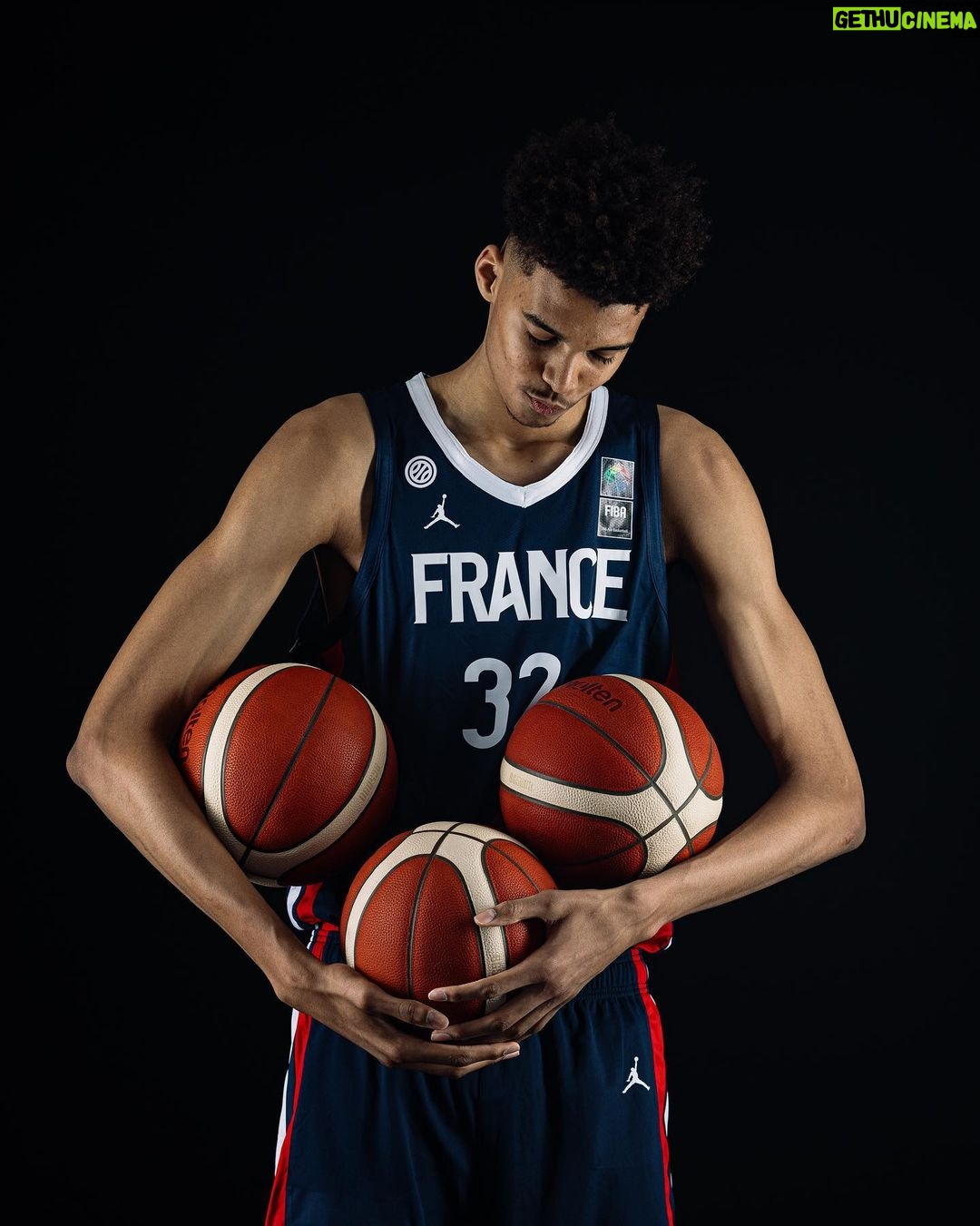 Victor Wembanyama Instagram - Malgré cette dure défaite en finale, jouer pour l’équipe nationale et représenter la France m’a rendu fier. Merci à tous mes coéquipiers, au staff, et à tous ceux qui nous ont supportés. #fibau19worldcup 🥈 Riga, Latvia