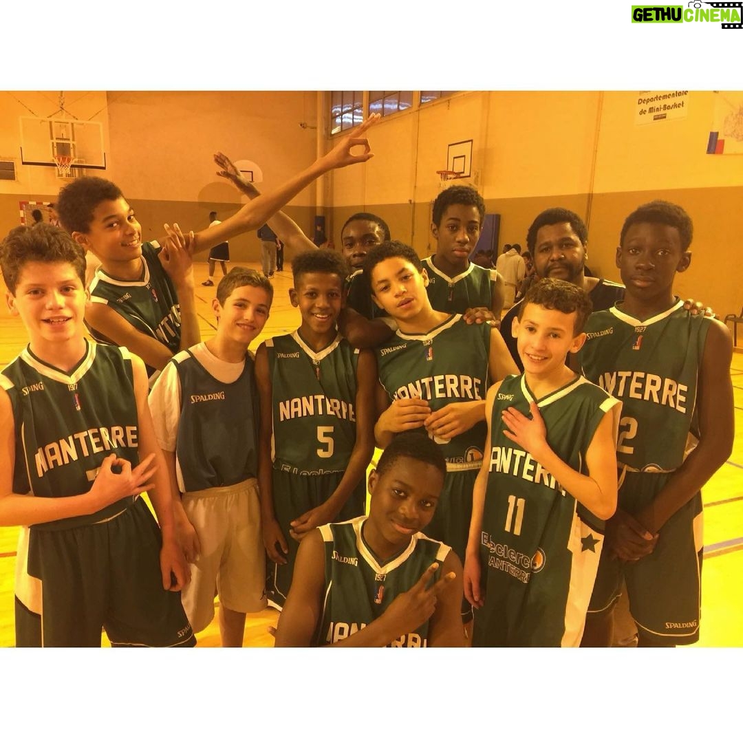 Victor Wembanyama Instagram - Aujourd’hui, une page se tourne. Après 7 ans passés à Nanterre, le temps est venu pour moi de continuer mon évolution ailleurs. Ce mois de juin marque la fin de mon parcours de joueur ici. De 10 à 17 ans, de poussin au plus haut niveau français, j’ai été au meilleur endroit, car Nanterre est ma maison, ma deuxième famille. L'amour et la gratitude que j'ai pour ce club et toutes les personnes qui ont participé de près ou de loin à ma formation sont immenses. Merci à tous les coachs, joueurs, bénévoles, supporters et dirigeants qui font de la JSF un endroit unique et qui ont oeuvré pour mon bien-être durant toutes ces années. Je souhaite le meilleur pour chacune des personnes qui comptent pour le club et pour moi. Un merci particulier à Jean Donnadieu qui en 44 ans de présidence a fait de ce club ce qu’il est, ainsi qu’à toutes les personnes avec qui j’ai pu travailler. Mon cœur bat et battra toujours Vert 💚 Victor Nanterre 92