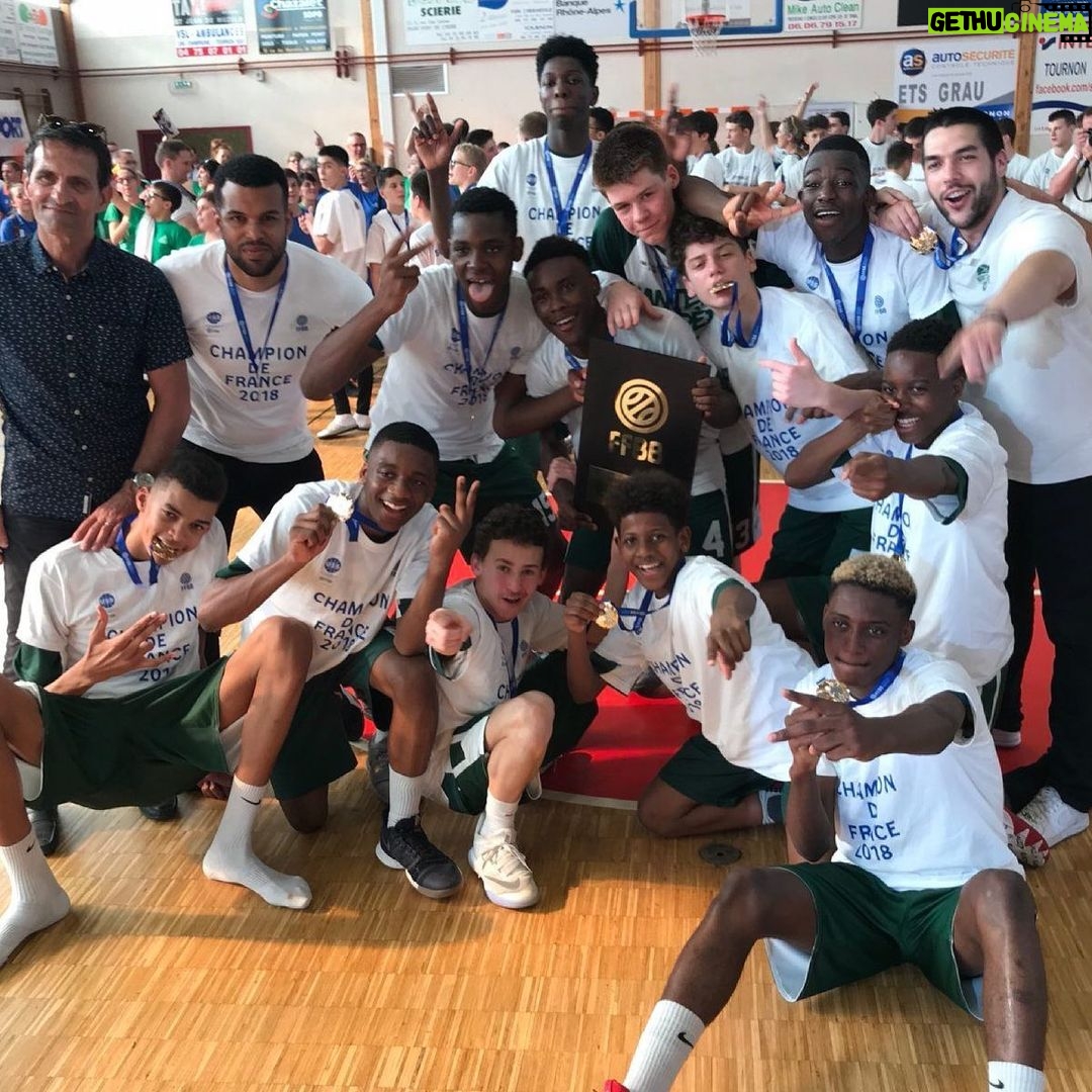 Victor Wembanyama Instagram - Aujourd’hui, une page se tourne. Après 7 ans passés à Nanterre, le temps est venu pour moi de continuer mon évolution ailleurs. Ce mois de juin marque la fin de mon parcours de joueur ici. De 10 à 17 ans, de poussin au plus haut niveau français, j’ai été au meilleur endroit, car Nanterre est ma maison, ma deuxième famille. L'amour et la gratitude que j'ai pour ce club et toutes les personnes qui ont participé de près ou de loin à ma formation sont immenses. Merci à tous les coachs, joueurs, bénévoles, supporters et dirigeants qui font de la JSF un endroit unique et qui ont oeuvré pour mon bien-être durant toutes ces années. Je souhaite le meilleur pour chacune des personnes qui comptent pour le club et pour moi. Un merci particulier à Jean Donnadieu qui en 44 ans de présidence a fait de ce club ce qu’il est, ainsi qu’à toutes les personnes avec qui j’ai pu travailler. Mon cœur bat et battra toujours Vert 💚 Victor Nanterre 92