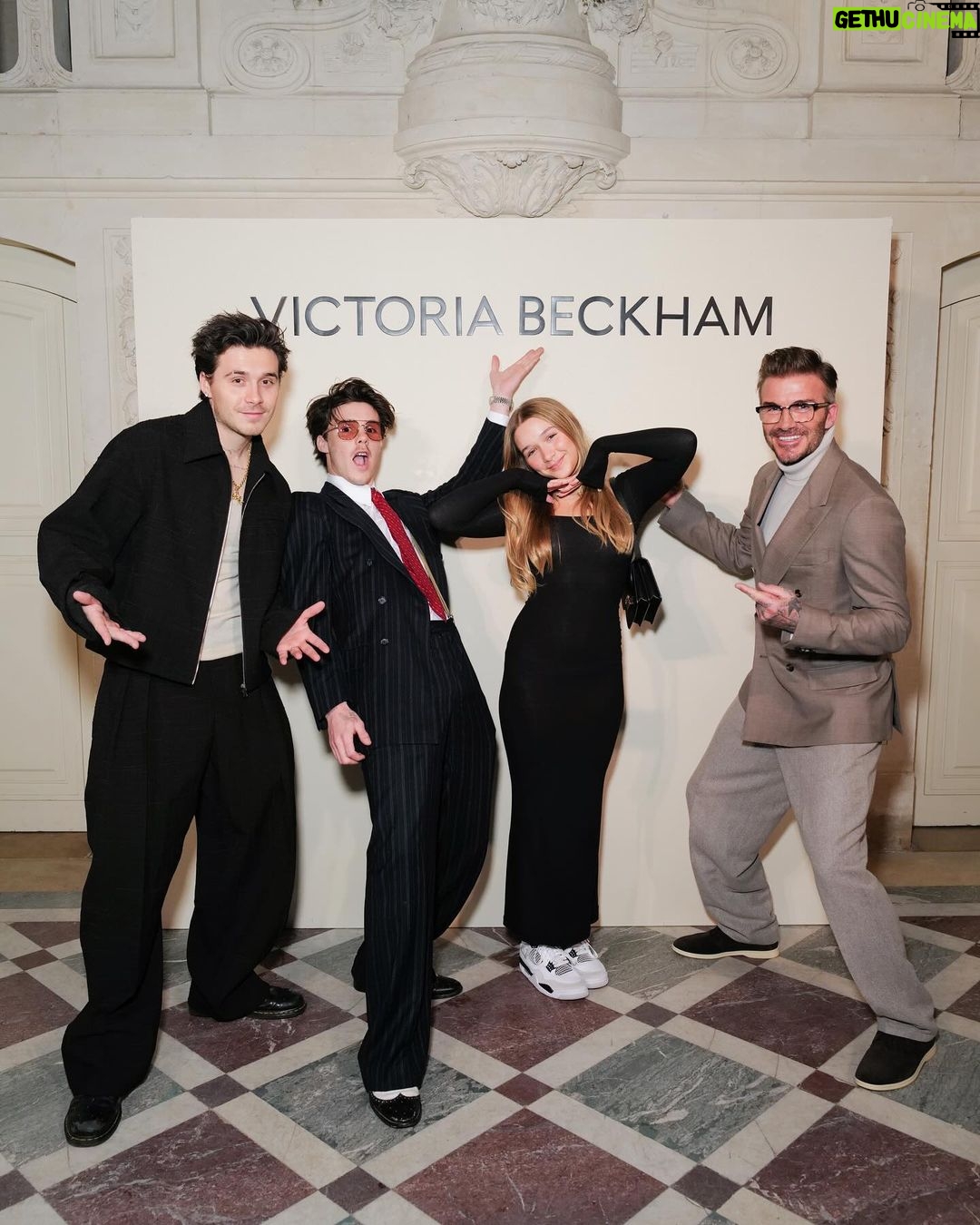 Victoria Beckham - 772.2K Likes - Always there to support me x I love you all so so much!! Kisses @DavidBeckham #HarperSeven @CruzBeckham @BrooklynPeltzBeckham @NicolaAnnePeltzBeckham… I miss you @RomeoBeckham xx
#VBAW24