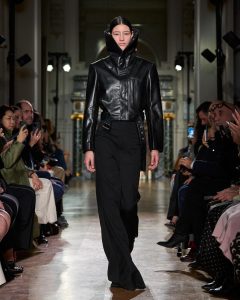 Victoria Beckham Instagram - VICTORIA BECKHAM AUTUMN WINTER 2024 High collars and statement funnel necks become a seasonal motif, as seen on elegant outerwear. Styling: @Jane_How Production: @BureauBetak Casting: @Piergiorgio @DMCasting Make-Up: @FaraHomidi Makeup Looks: @VictoriaBeckhamBeauty Hair: @AnthonyTurnerHair Hair tools and Products: @WellaHair @GHDHair Nails: @AlexandraJanowski Video & Livestream: @BureauFuture Runway Photography: @BureauFuture Live Music: @MichelGaubert Online music: @Romanrpk Drinks: @DonJulioTequila @DashDrinks #VBAW24