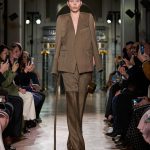 Victoria Beckham Instagram - VICTORIA BECKHAM AUTUMN WINTER 2024 Tailoring is redefined with three key shoulders – shrunken, slanted and pointy – adding new desire to signature house looks. Styling: @Jane_How Production: @BureauBetak Casting: @Piergiorgio @DMCasting Make-Up: @FaraHomidi Makeup Looks: @VictoriaBeckhamBeauty Hair: @AnthonyTurnerHair Hair tools and Products: @WellaHair @GHDHair Nails: @AlexandraJanowski Video & Livestream: @BureauFuture Runway Photography: @BureauFuture Live Music: @MichelGaubert Online music: @Romanrpk Drinks: @DonJulioTequila @DashDrinks #VBAW24