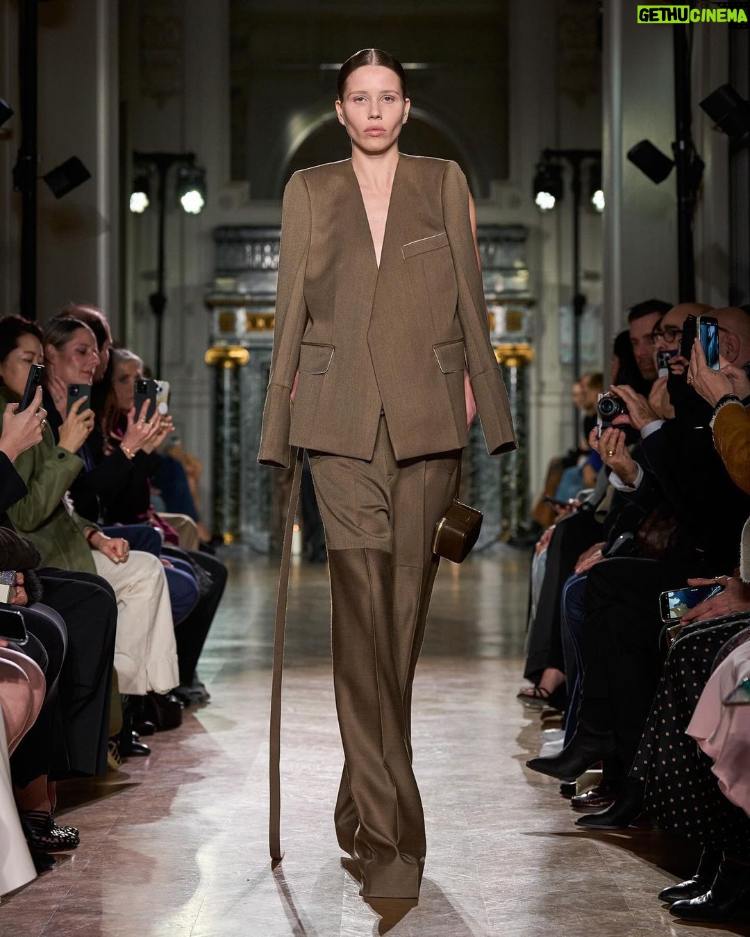 Victoria Beckham Instagram - VICTORIA BECKHAM AUTUMN WINTER 2024 Tailoring is redefined with three key shoulders – shrunken, slanted and pointy – adding new desire to signature house looks. Styling: @Jane_How Production: @BureauBetak Casting: @Piergiorgio @DMCasting Make-Up: @FaraHomidi Makeup Looks: @VictoriaBeckhamBeauty Hair: @AnthonyTurnerHair Hair tools and Products: @WellaHair @GHDHair Nails: @AlexandraJanowski Video & Livestream: @BureauFuture Runway Photography: @BureauFuture Live Music: @MichelGaubert Online music: @Romanrpk Drinks: @DonJulioTequila @DashDrinks #VBAW24