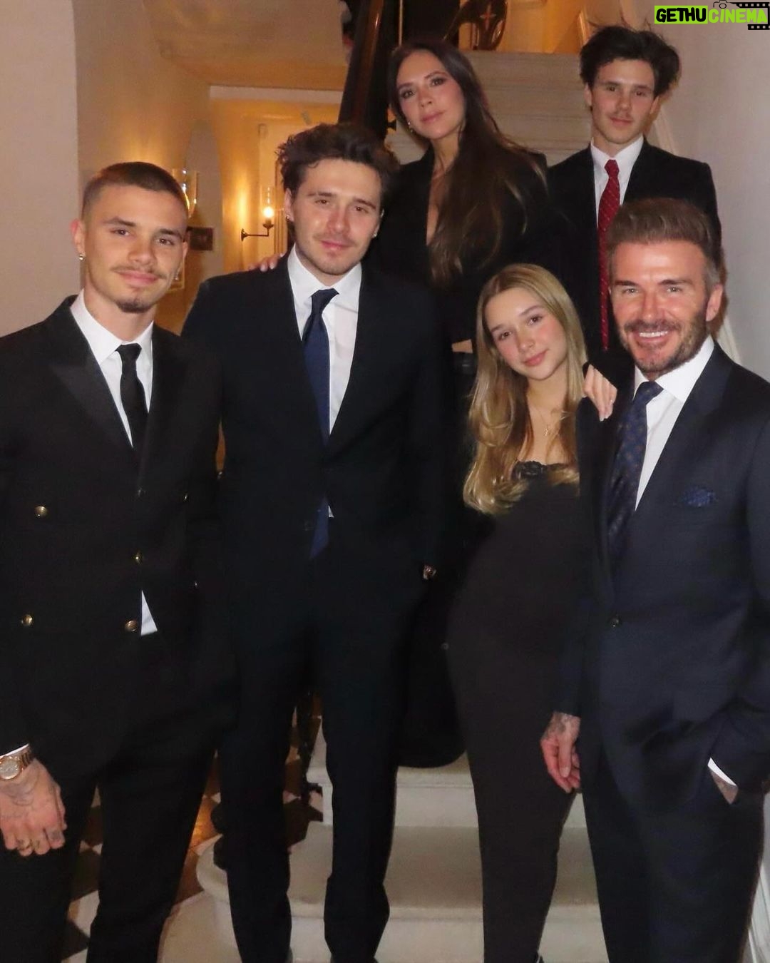 Victoria Beckham Instagram - Happy UK Mother’s Day to all the mother figures out there!! I love you all so much xx @DavidBeckham @BrooklynPeltzBeckham @RomeoBeckham @CruzBeckham #HarperSeven x