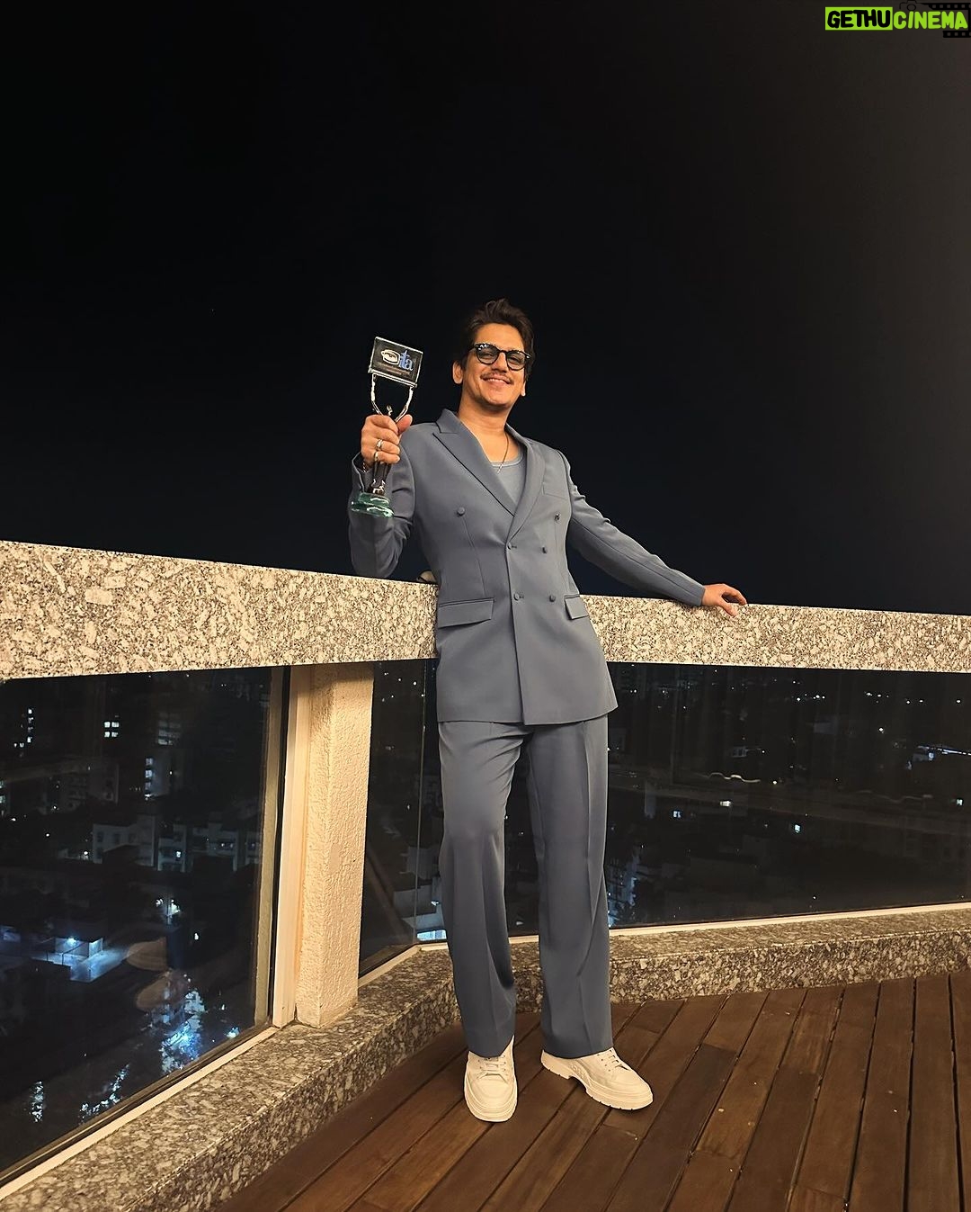 Vijay Varma Instagram - Won Best actor drama for #KaalKoot! Thank you @theitaofficial ❤️ This belongs to my writer/director @sumit.saxena.35912 and his maverick team, who made such a gripping and taut police procedural and gave me the opportunity to be this tender character of Ravi Shankar Tripathy. We deep dived into this with unparalleled commitment and I’m so happy we have another moment to celebrate now. This wouldn’t have been possible without the excellence of @battatawada @gopaldatt @iyashpalsharma sir, @seema.biswas.792 ma’am @suzannamukherjee @enabshenab @qamar_hiba @rohanverma_95 and all the terrific actors I had the honour of sharing the screen with. Thank you @viacom18studios @tippingpointfilms @leomediacollective @officialjiocinema @ajit_andhare @bindraamritpal @anandntiwari @karanstyagi @arunabhkumar, DOP Manish Bhatt for giving life to this show. And special love to the terrific music team @raghavandarjun for cutting edge tracks. Big hug 🤗🤗🥂