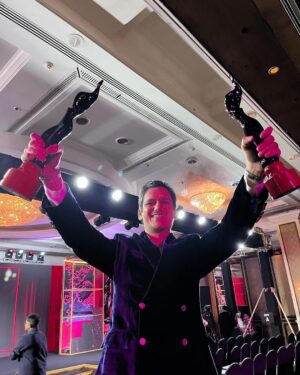 Vijay Varma Instagram - The Filmfare Night ✨✨ @filmfare 
Big love to my wonderful teams from #Dahaad and #Darlings. Congratulations @aslisona! Missed you at the show. Come back and take your much deserving trophy 🕺🏻