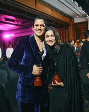 Vijay Varma Instagram - The Filmfare Night ✨✨ @filmfare 
Big love to my wonderful teams from #Dahaad and #Darlings. Congratulations @aslisona! Missed you at the show. Come back and take your much deserving trophy 🕺🏻