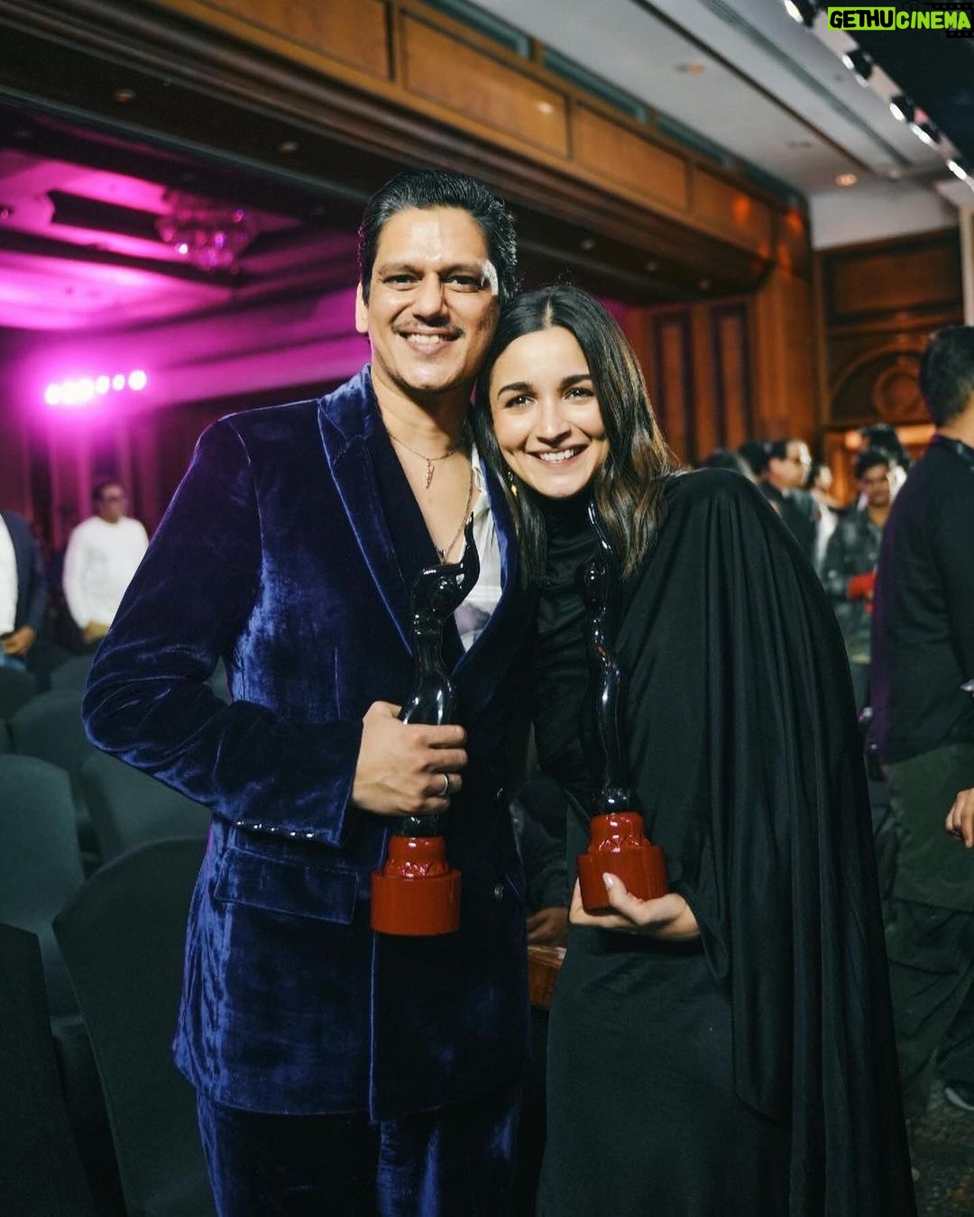 Vijay Varma - 143K Likes - The Filmfare Night ✨✨ @filmfare
Big love to my wonderful teams from #Dahaad and #Darlings. Congratulations @aslisona! Missed you at the show. Come back and take your much deserving trophy 🕺🏻