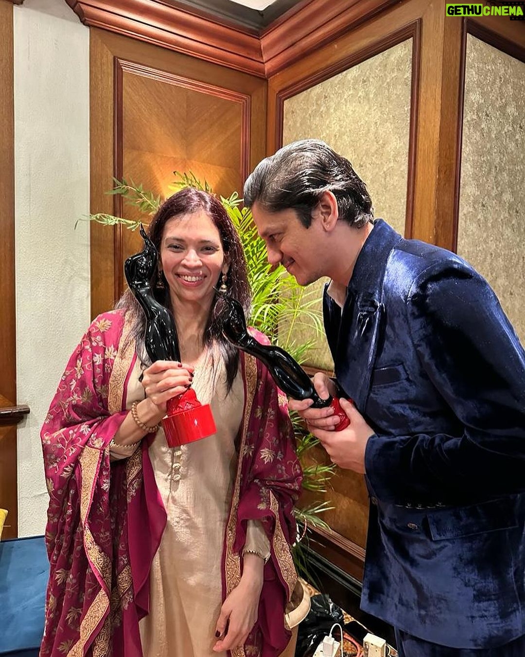 Vijay Varma - 143K Likes - The Filmfare Night ✨✨ @filmfare
Big love to my wonderful teams from #Dahaad and #Darlings. Congratulations @aslisona! Missed you at the show. Come back and take your much deserving trophy 🕺🏻