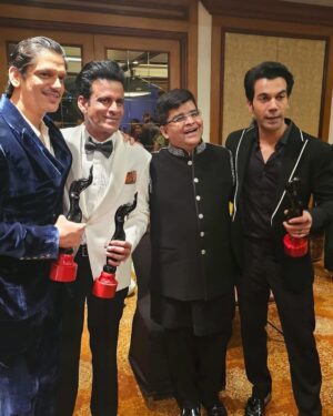 Vijay Varma Instagram - The Filmfare Night ✨✨ @filmfare 
Big love to my wonderful teams from #Dahaad and #Darlings. Congratulations @aslisona! Missed you at the show. Come back and take your much deserving trophy 🕺🏻