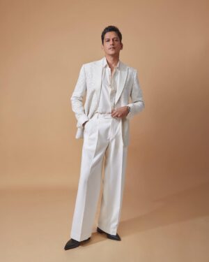 Vijay Varma Instagram - You can all write JaaneJaan in comments thank you very much 💁🏻‍♂️ 
#JaaneJaan trailer event for @netflix_in 😎
@vrindaanarang @aviraj @amaare.in @louboutinworld @sama.rajan @hairbyprasad