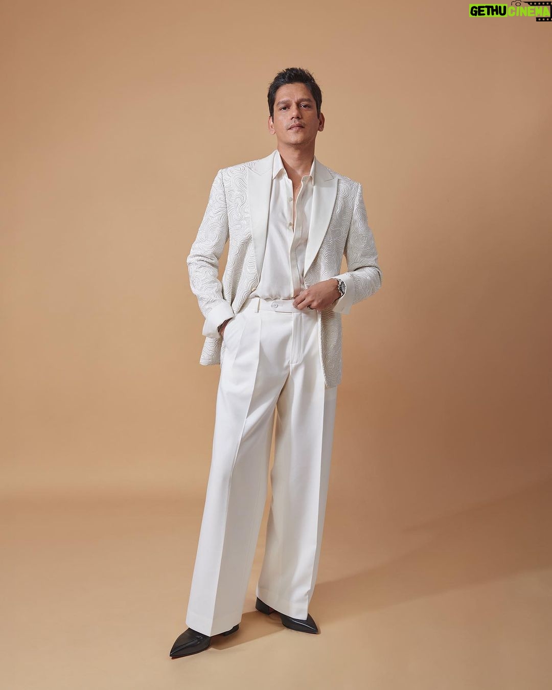 Vijay Varma - 85.6K Likes - You can all write JaaneJaan in comments thank you very much 💁🏻♂️
#JaaneJaan trailer event for @netflix_in 😎
@vrindaanarang @aviraj @amaare.in @louboutinworld @sama.rajan @hairbyprasad