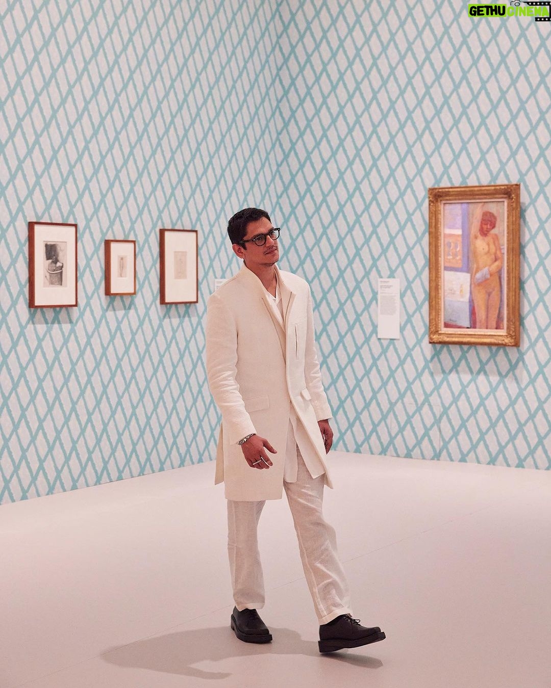 Vijay Varma Instagram - At @ngvmelbourne with darlings @jasmeet_k_reen soaking in #PierreBonnard’s incredible work at display. This art experience was so transportive. Thank You @iffmelbourne for this dose of vibrant colours 💥 Pictures by @phamstapham Wearing @rajeshpratapsinghworks @vrindaanarang NGV Melbourne