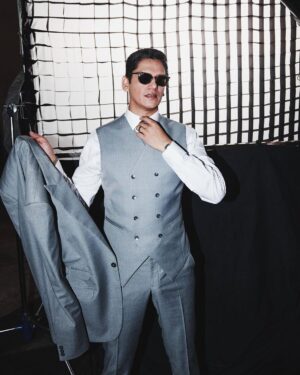 Vijay Varma Instagram - #Jaanejaan for @vogueindia @netflix_in 

Styled by @vrindaanarang 
Shot by @aviraj