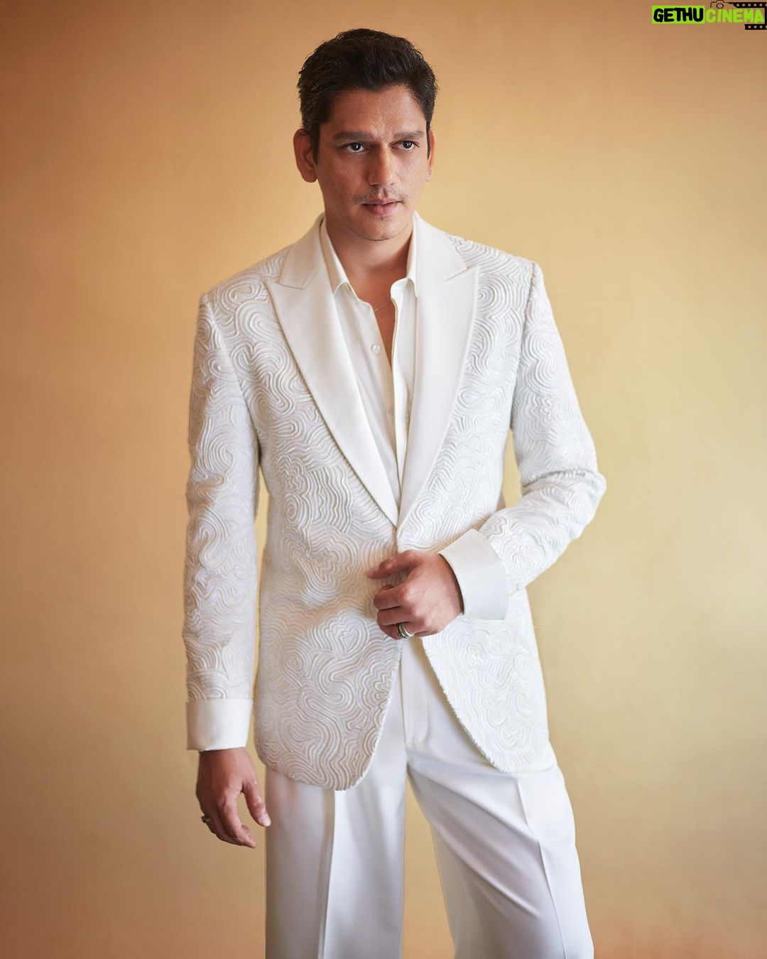 Vijay Varma - 85.6K Likes - You can all write JaaneJaan in comments thank you very much 💁🏻♂️
#JaaneJaan trailer event for @netflix_in 😎
@vrindaanarang @aviraj @amaare.in @louboutinworld @sama.rajan @hairbyprasad