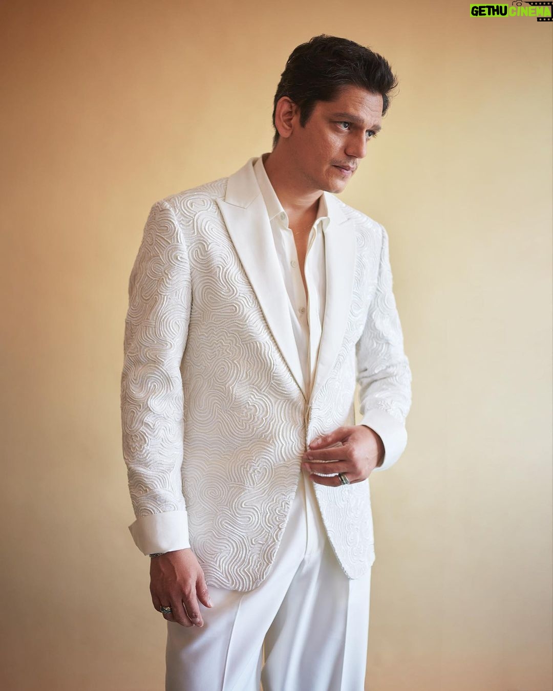 Vijay Varma - 85.6K Likes - You can all write JaaneJaan in comments thank you very much 💁🏻♂️
#JaaneJaan trailer event for @netflix_in 😎
@vrindaanarang @aviraj @amaare.in @louboutinworld @sama.rajan @hairbyprasad