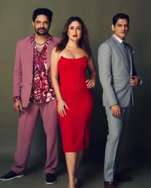 Vijay Varma Instagram - Hello JaaneJaan 🙋🏻‍♂️
@kareenakapoorkhan @jaideepahlawat @netflix_in

Shot by @aviraj 
Styled by @vrindaanarang 
Wearing @themaroonsuit 
@aldo_shoes 
@thetiehub