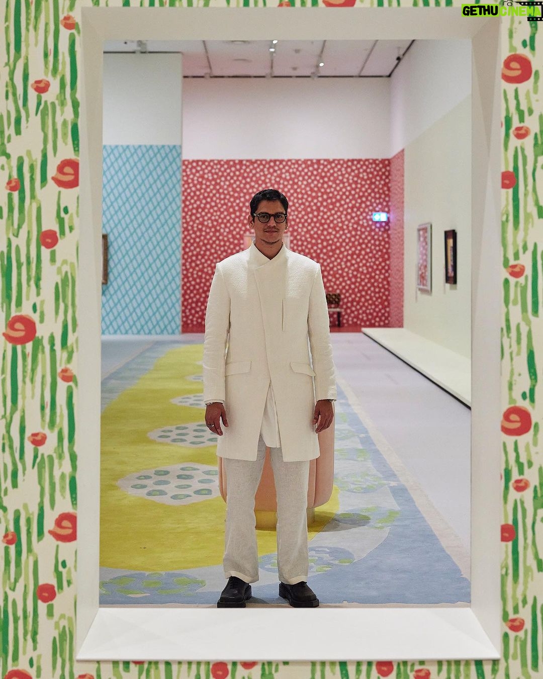 Vijay Varma Instagram - At @ngvmelbourne with darlings @jasmeet_k_reen soaking in #PierreBonnard’s incredible work at display. This art experience was so transportive. Thank You @iffmelbourne for this dose of vibrant colours đŸ’¥ Pictures by @phamstapham Wearing @rajeshpratapsinghworks @vrindaanarang NGV Melbourne