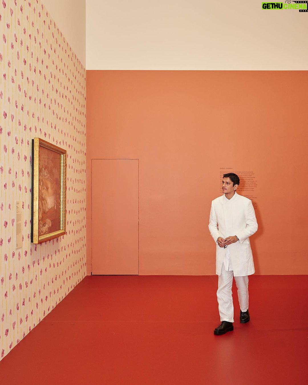 Vijay Varma Instagram - At @ngvmelbourne with darlings @jasmeet_k_reen soaking in #PierreBonnard’s incredible work at display. This art experience was so transportive. Thank You @iffmelbourne for this dose of vibrant colours đŸ’¥ Pictures by @phamstapham Wearing @rajeshpratapsinghworks @vrindaanarang NGV Melbourne