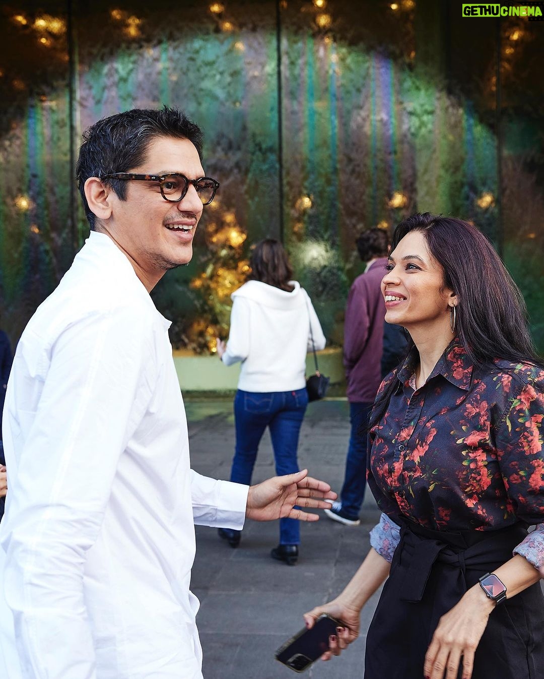 Vijay Varma Instagram - At @ngvmelbourne with darlings @jasmeet_k_reen soaking in #PierreBonnard’s incredible work at display. This art experience was so transportive. Thank You @iffmelbourne for this dose of vibrant colours đŸ’¥ Pictures by @phamstapham Wearing @rajeshpratapsinghworks @vrindaanarang NGV Melbourne
