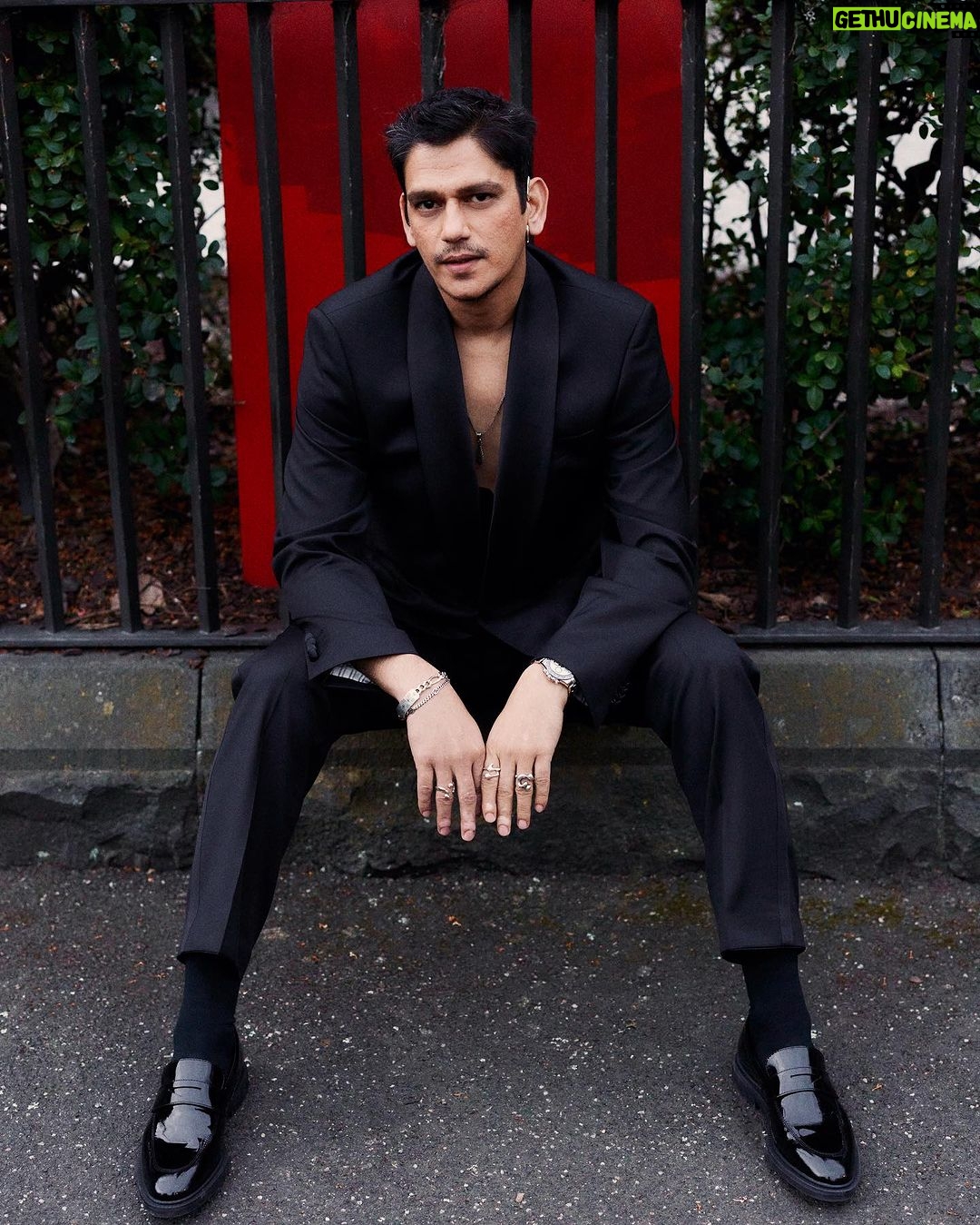 Vijay Varma - 186K Likes - Bossman 🐈⬛
For @iffmelbourne
Outfit @boss
Photography @jordandrysdale
Jewellery by @graedancer
Stylist @vrindaanarang