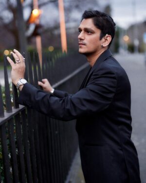 Vijay Varma Instagram - Bossman 🐈‍⬛

For @iffmelbourne 
Outfit @boss 
Photography @jordandrysdale 
Jewellery by @graedancer 
Stylist @vrindaanarang