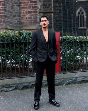 Vijay Varma Instagram - Bossman 🐈‍⬛

For @iffmelbourne 
Outfit @boss 
Photography @jordandrysdale 
Jewellery by @graedancer 
Stylist @vrindaanarang