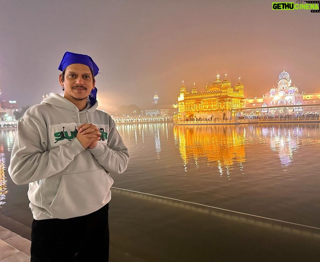Vijay Varma Instagram - New beginnings need a lot of blessings. Our story brought us to Amritsar and gave us the opportunity to bow down at the majestic Golden Temple 🙏🏻🙏🏻 2024 started with a prayer, love and poetry for us. ऊल-जलूल इश्क़ #UlJaloolishq @vibhupuri @manishmalhotra05 @naseeruddin49 @fatimasanashaikh @stage5production @resulpookutty @mrfilmistaani @vishalrbhardwaj @gulzar.official Amritsar, Punjab