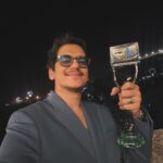 Vijay Varma Instagram - Won Best actor drama for #KaalKoot! Thank you @theitaofficial ❤️ This belongs to my writer/director @sumit.saxena.35912 and his maverick team, who made such a gripping and taut police procedural and gave me the opportunity to be this tender character of Ravi Shankar Tripathy. We deep dived into this with unparalleled commitment and I’m so happy we have another moment to celebrate now. This wouldn’t have been possible without the excellence of @battatawada @gopaldatt @iyashpalsharma sir, @seema.biswas.792 ma’am @suzannamukherjee @enabshenab @qamar_hiba @rohanverma_95 and all the terrific actors I had the honour of sharing the screen with. Thank you @viacom18studios @tippingpointfilms @leomediacollective @officialjiocinema @ajit_andhare @bindraamritpal @anandntiwari @karanstyagi @arunabhkumar, DOP Manish Bhatt for giving life to this show. And special love to the terrific music team @raghavandarjun for cutting edge tracks. Big hug 🤗🤗🥂