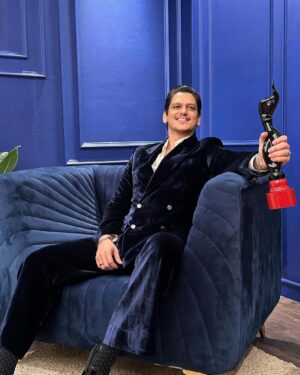 Vijay Varma Instagram - Finally my moment to hold this prestigious Lady In Black❤️ Thank you @filmfare! 
I couldn’t have done this without my wonderful #Dahaad team.. lead by fearless @reemakagti1 who helped me navigate through this intricately devious personality of Anand Swarnkaar. 
Big bear hug to @ruchoberoi @aslisona @gulshandevaiah78 @shah_sohum @zoamorani and whole team for being such great collaborators.. and for the good times we spent. it’s been an honour to make this with you. The visionaries at @excelmovies @tigerbabyofficial @primevideoin.. cheers 🥂