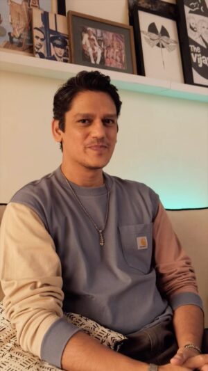 Vijay Varma Instagram - Karan and I love cricket and everyone on set can vouch for it 😜

This World Cup, we’ve decided to #SitTogether and enjoy the matches. Just like us, you also might have some one in your life who is as passionate about cricket as you. It might be your cook didi, guard kaka or driver bhaiyya. ❤️

Participate in Cadbury Dairy Milk’s #SitTogether campaign by registering on to www.cadburysittogether.com and stand a chance to win match tickets for both of you!

#CadburyDairyMilk #KuchAchhaHoJaayeKuchMeethaHoJaaye #Ad