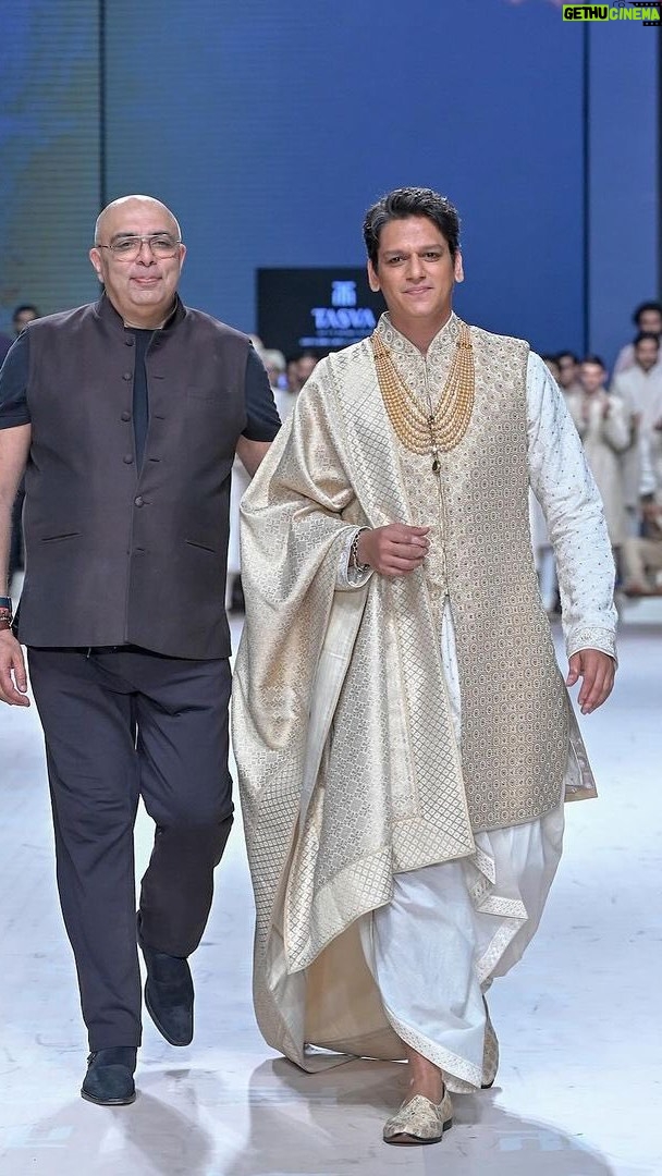 Vijay Varma Instagram - We brought in the baarat (बारात) energy and celebration at @tasvafashion show🕺🏻 @fdciofficial @lakmefashionwk @taruntahiliani #LakmeFashionWeekxFDCI #LakmeFashionWeek #LFWxFDCI #LFW #FDCI #ToTheT #Tasva #TarunTahiliani #TasvaMan #Menswear #TasvaAtLFW # collab