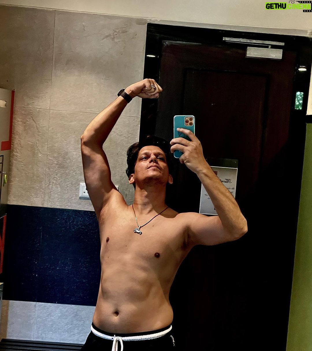 Vijay Varma - 152.5K Likes - For everyone asking “Body kahan hai!??” after watching #Jaanejaan
🤭😈