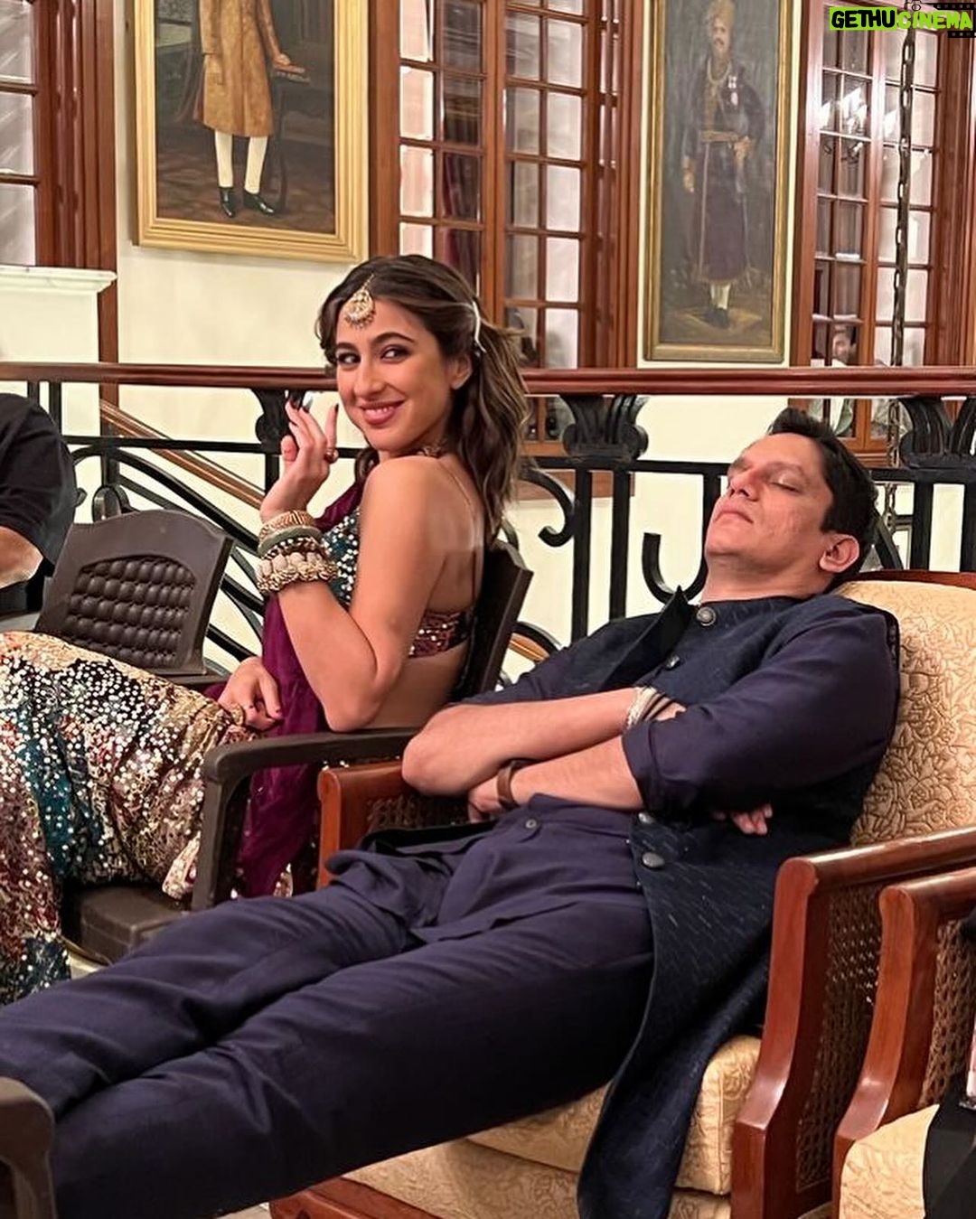 Vijay Varma Instagram - We pose- we slay- we smile- we nap 🕺🏻 Thank you for the nicest memories team #MurderMubarak And thank you for all the love, public ❤️🌺 @netflix_in @maddockfilms @homster