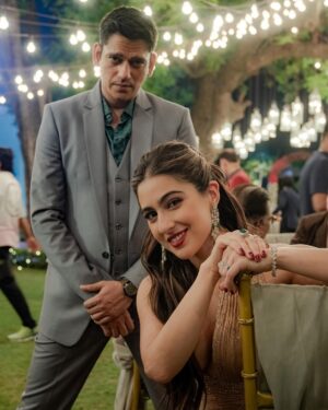 Vijay Varma Instagram - Bambi-Kashi ka Twisted Love mubarak 🌺
#MurderMubarak 🔪
@netflix_in @maddockfilms @homster
