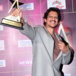 Vijay Varma Instagram - Ott Star of the year, baby 🕺🏻 Thank you @cnnnews18 #ReelShowshaAwards This is for my teams from Dahaad, Kaalkoot, Lust Stories 2 and Jaanejaan ❤️‍🔥 Pic @anil.tiwari.786