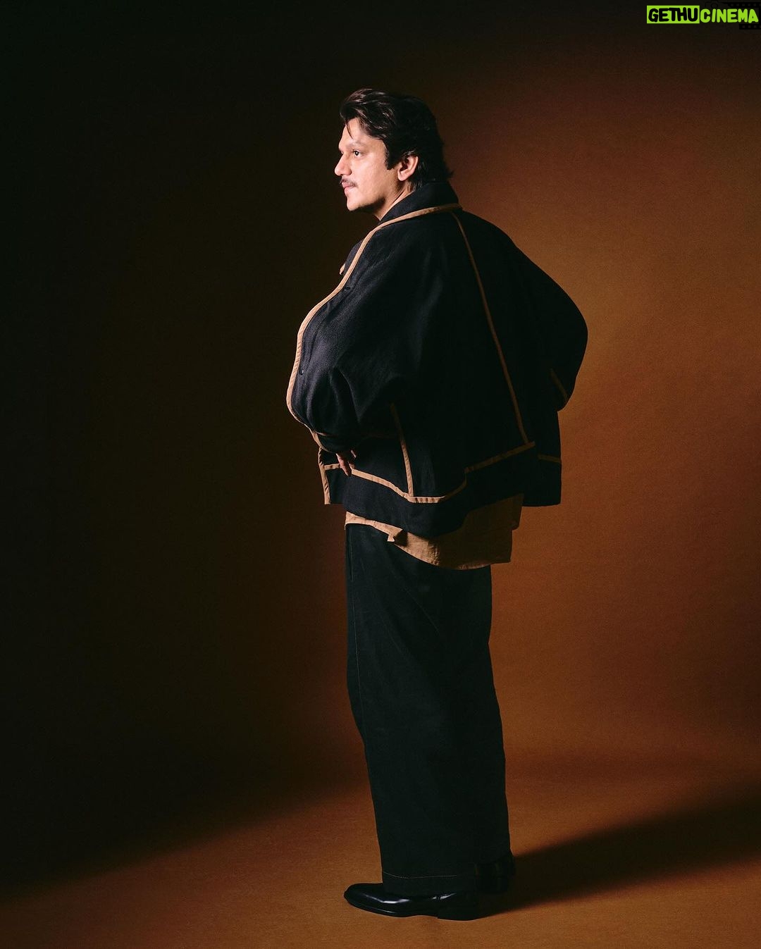 Vijay Varma Instagram - Portrait of a geometry lover 📐 Wearing @_naushadali_ and @quarter.hq Styling @vrindaanarang