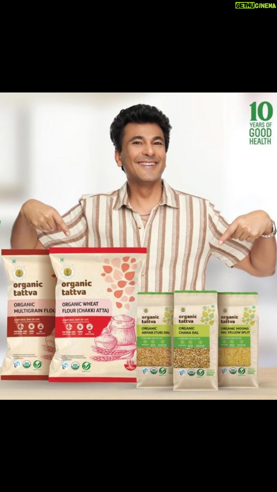 Vikas Khanna Instagram - The journey of finding #BharatKaAsliSwaad gave so many perspectives but then there is one that is special … bowled over with the commitment of @organictattva for helping people make more informed choices that helps health , environment and our farmers too . #SwitchToPurity - #SwitchToOrganic….. Apni Daal Roti Ke Liyeh Chuno sirf @organictattava #BrandAssociation #OrganicFood #SwitchToPurity #SwitchToOrganic