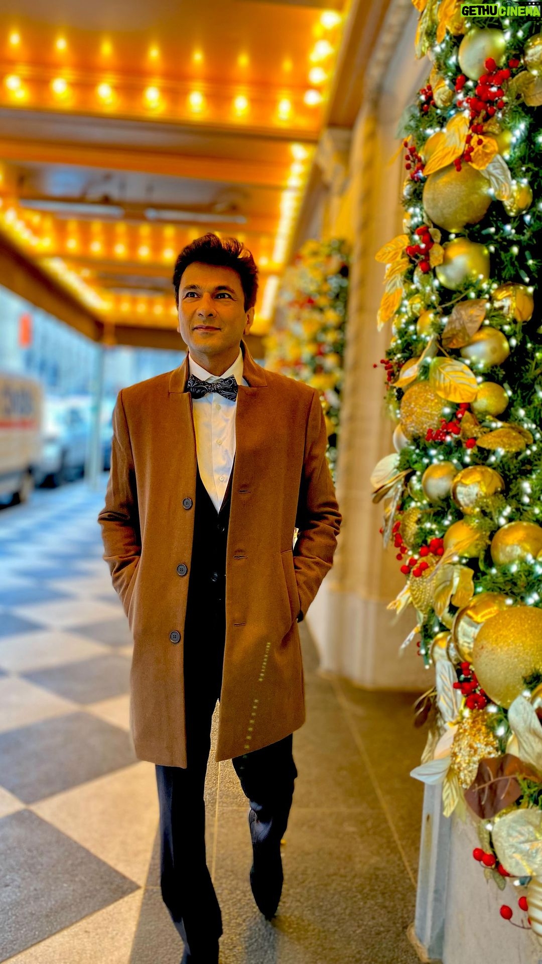 Vikas Khanna Instagram - Hello 2024. ❤️🗽☀️📕 🎥 🥘 📖 🍲 👨🏽🍳 📺 🖊️ 🇮🇳 🇺🇸 🌎 🏡 ✈️