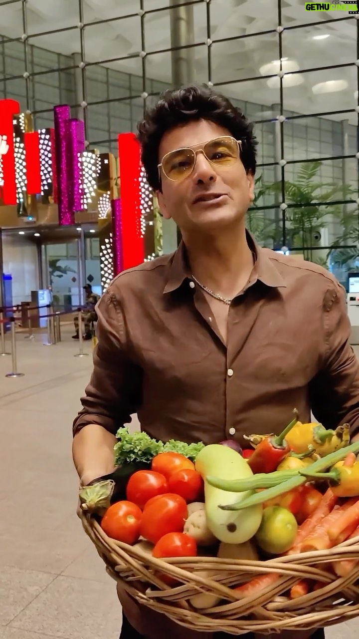 Vikas Khanna Instagram - BIJI ki Daal used to be my go-to dish ..but now the same daal doesn’t taste like that anymore even if I ensure I do everything to make it perfect . I want to come back to India to the food that is nostalgic and pure .. it’s time that we go back to our roots and actually find #BharatKaAsliSwaad