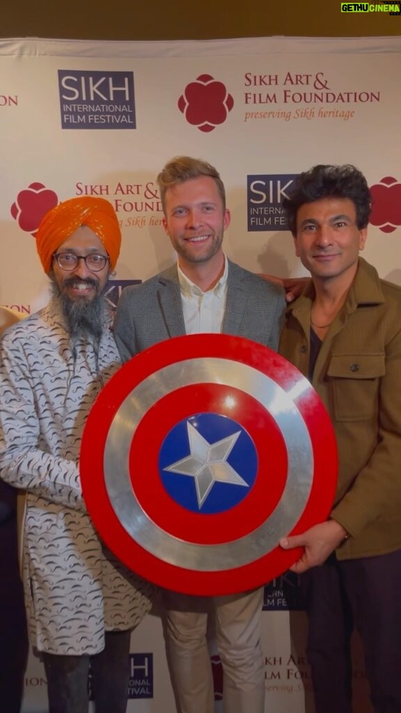 Vikas Khanna Instagram - Houseful Screening and so much love for American Sikh Film at Sikh InternationalFilm Festival in NY. @sikhlens It humbles me to see so much pride in the younger generation for their culture. This is the same festival where I launched Holy Kitchens 13 years ago. And I used to run the cafe at Rubin Museum 17 years go. This was a VERY SPECIAL moment of love & gratitude. Times have changed, but my mission remains untouched to bring Indian stories to the World. @Americansikhfilm @wildwildwestra @guneetmonga @catherinelyns