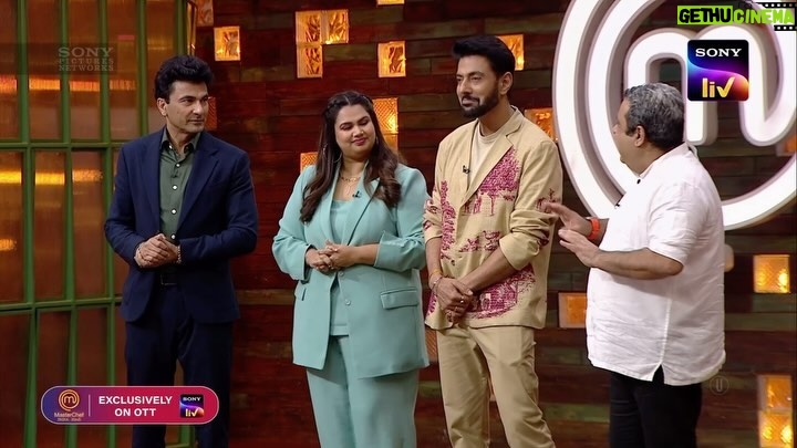 Vikas Khanna Instagram - Who among the top 4 will conquer Chef Manish Mehrotra’s dish with the perfect blend of taste, innovation, and presentation in this thrilling photo-replication challenge? #MasterChefIndia. Streaming now, only on Sony LIV. @ranveer.brar @vikaskhannagroup @poojadhingra #sonylivinternational #sonylivindia #SonyLIVInternational #newseason #MasterChef #MasterChef2023 #MasterChefIndia #MCInewseason #food #chefs #foodlover #cooking @001danishkhan @amansrivas